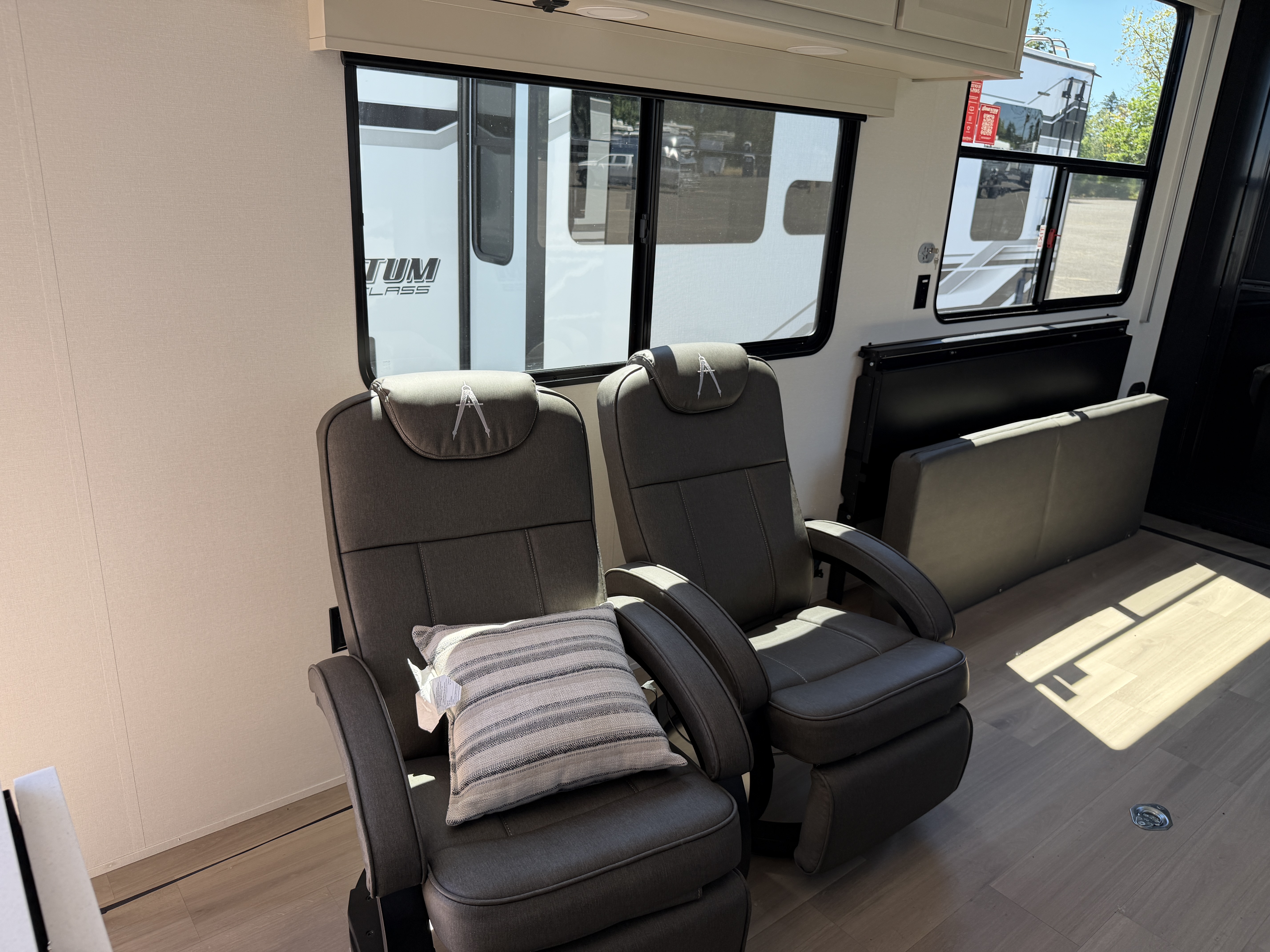 2026 Grand Design Momentum G-Class 325G - Image 6