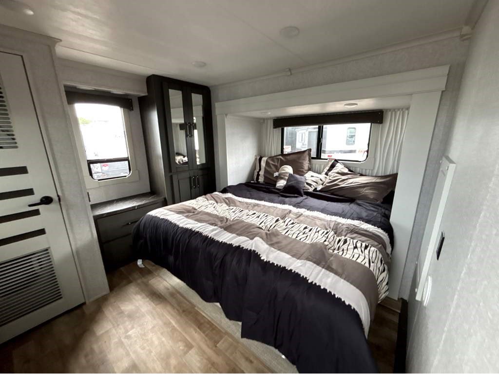 2025 CROSSROADS REDWOOD REGENCY 3881FKL - Image 24