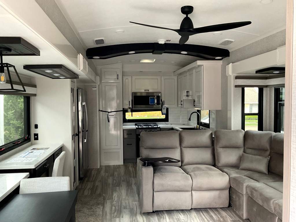 2025 JAYCO PINNACLE 38 FBRK - Image 5