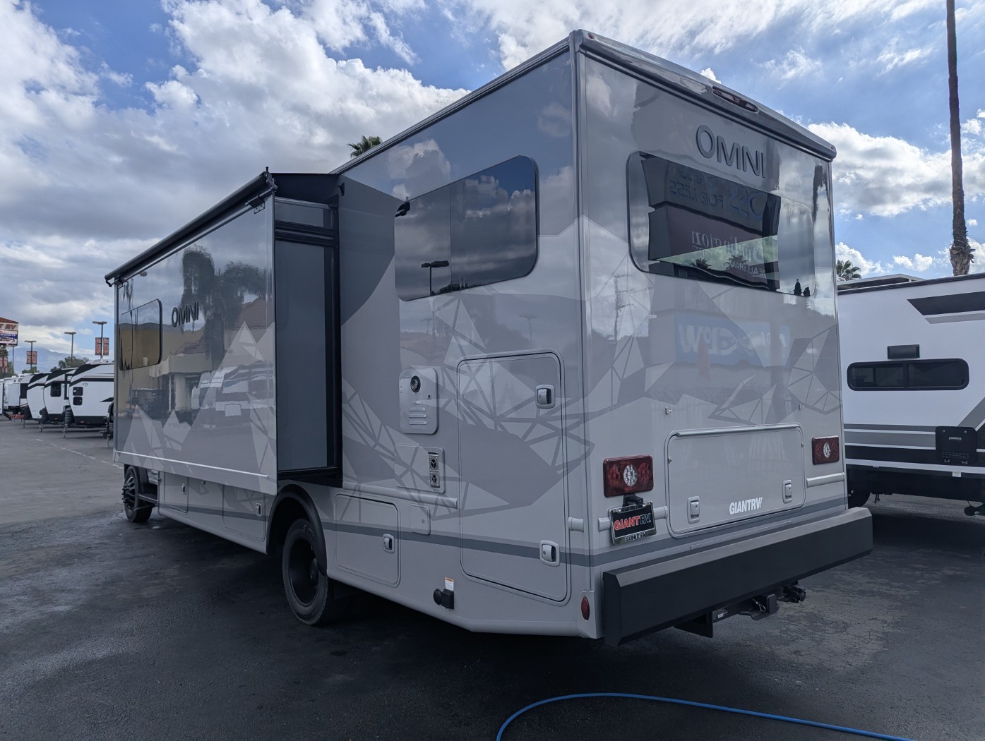 2027 Thor Motor Coach Omni Z30 - Image 5