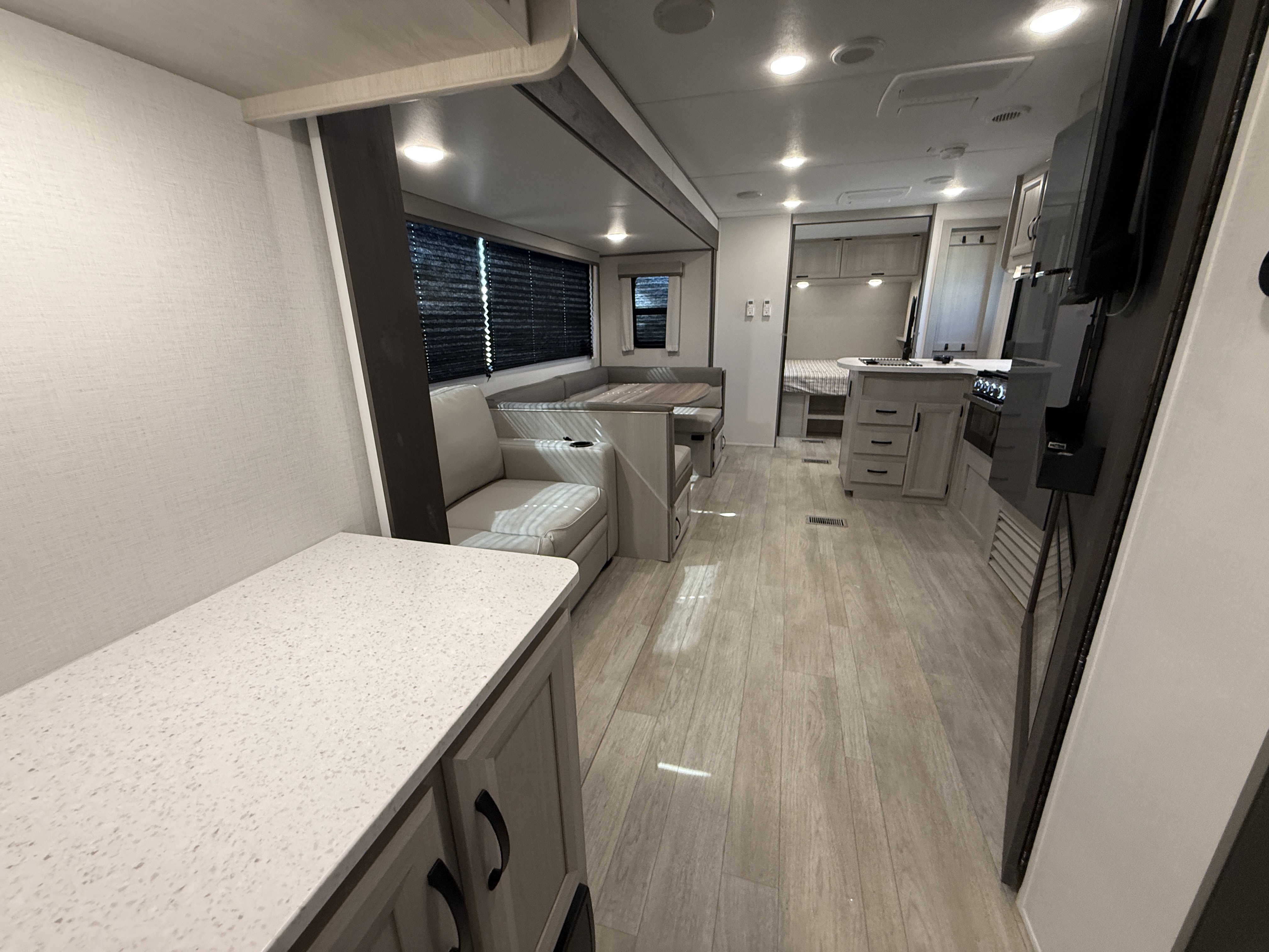 2027 Coachmen Catalina Legacy Edition 323BHDSCK - Image 15