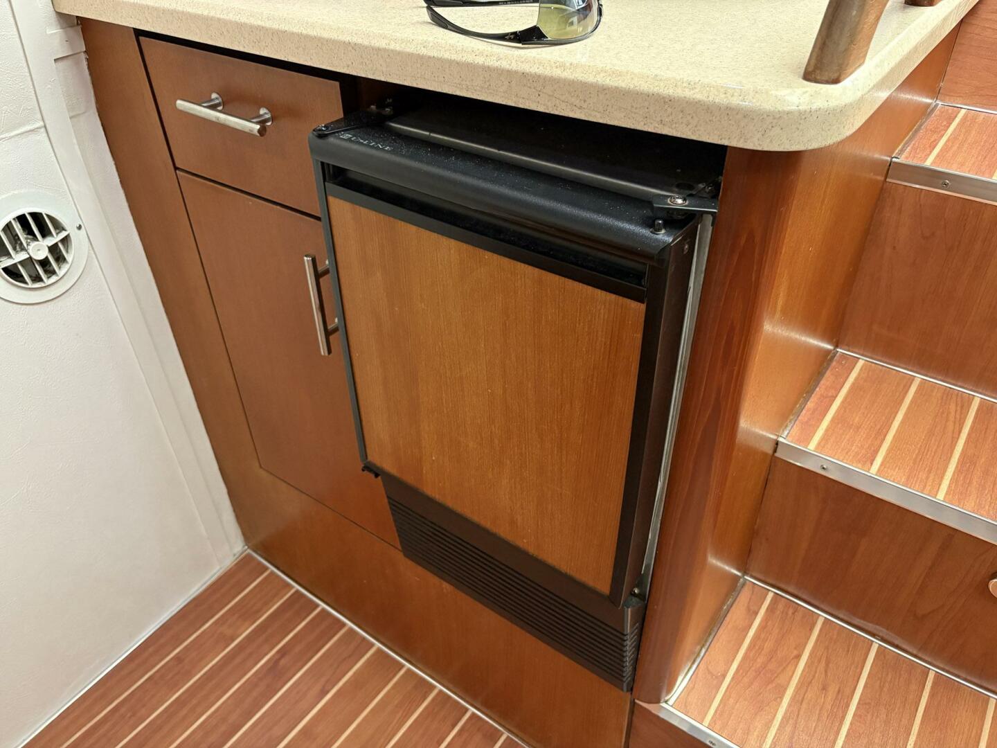 2001 Ocean Yachts 40 Express Bridge - Image 15