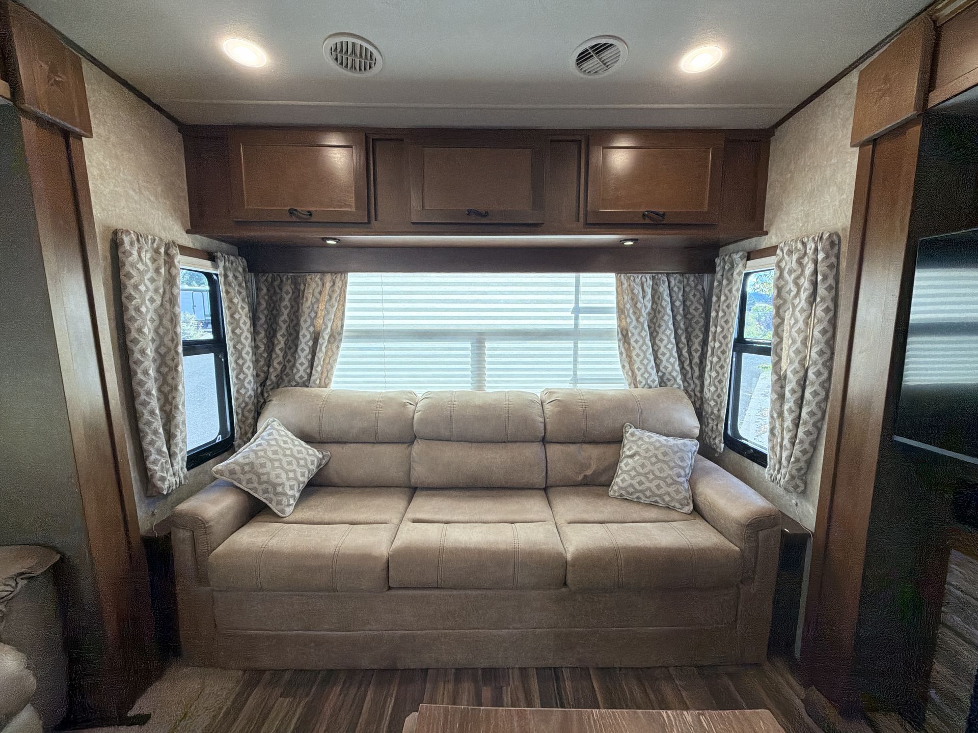 2016 Highland Ridge Light LF297RLS - Image 29