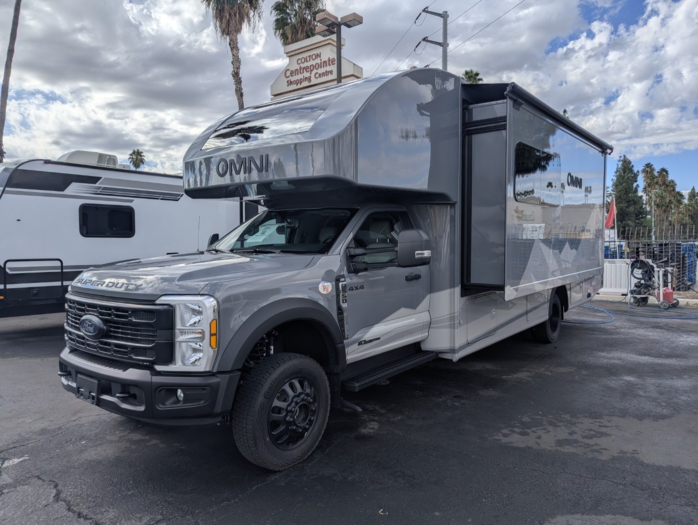 2027 Thor Motor Coach Omni Z30 - Image 4