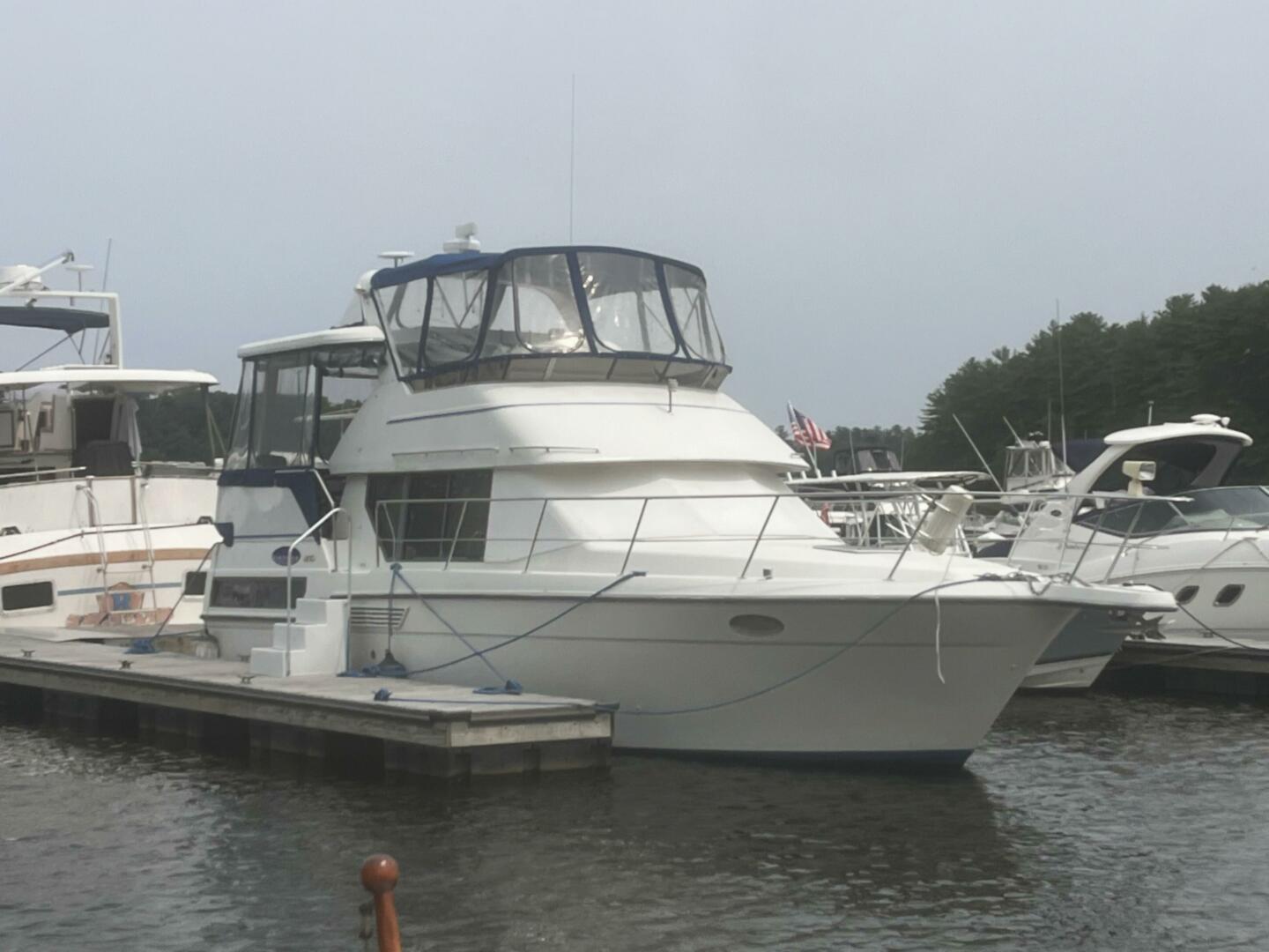 1994 Carver Aft Cabin Motor Yacht - Image 2