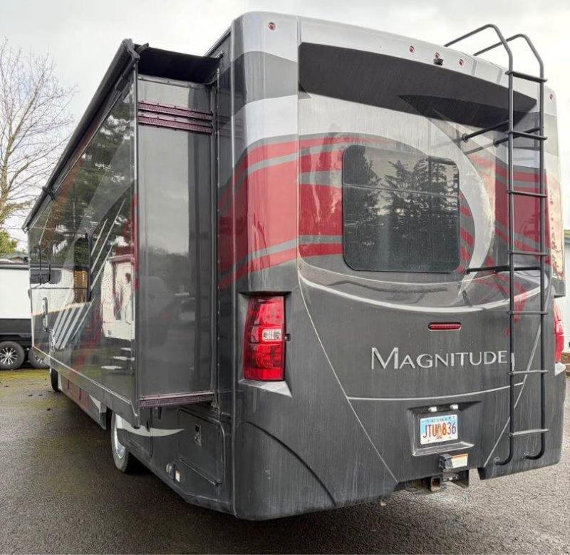 2021 Thor Motor Coach Magnitude SV34 - Image 4