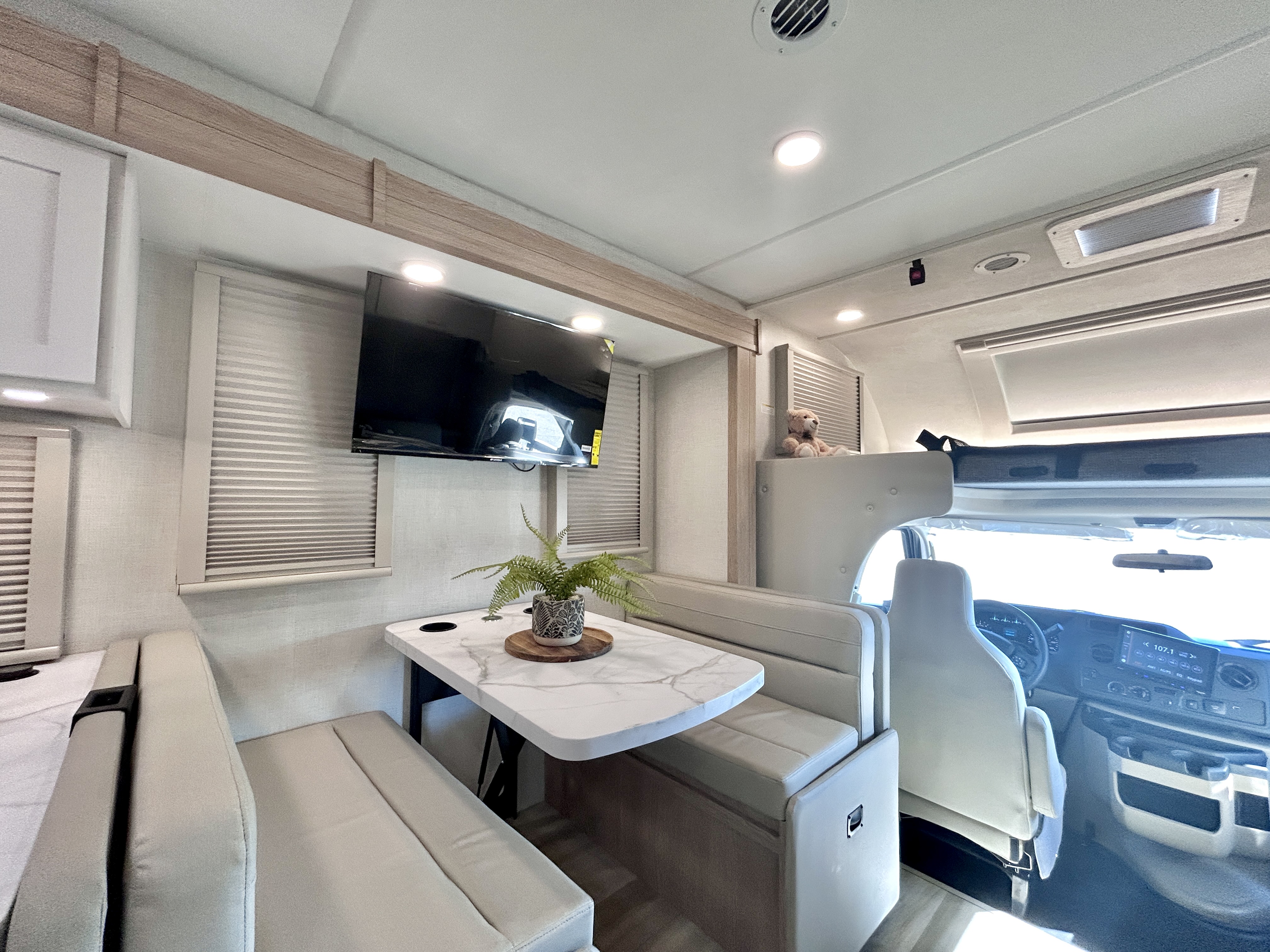 2027 Thor Motor Coach Quantum LC28 - Image 12
