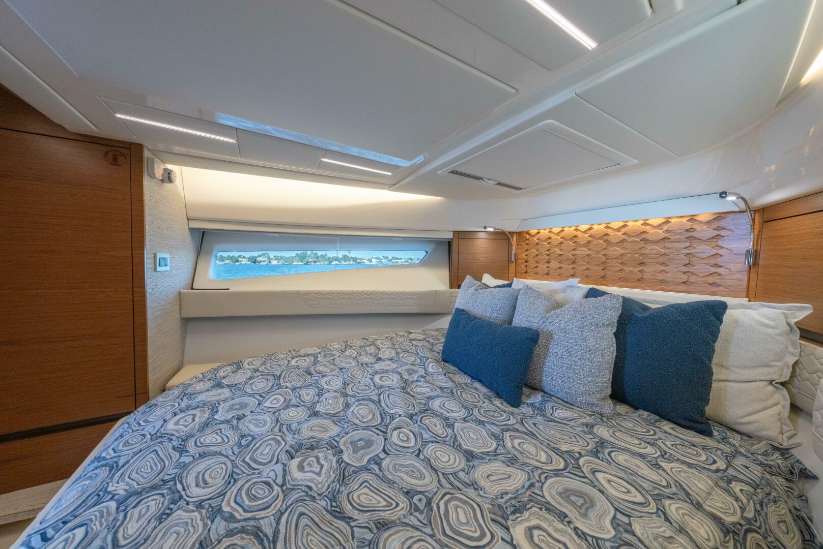 2025 Tiara Yachts 43 LE - Image 37