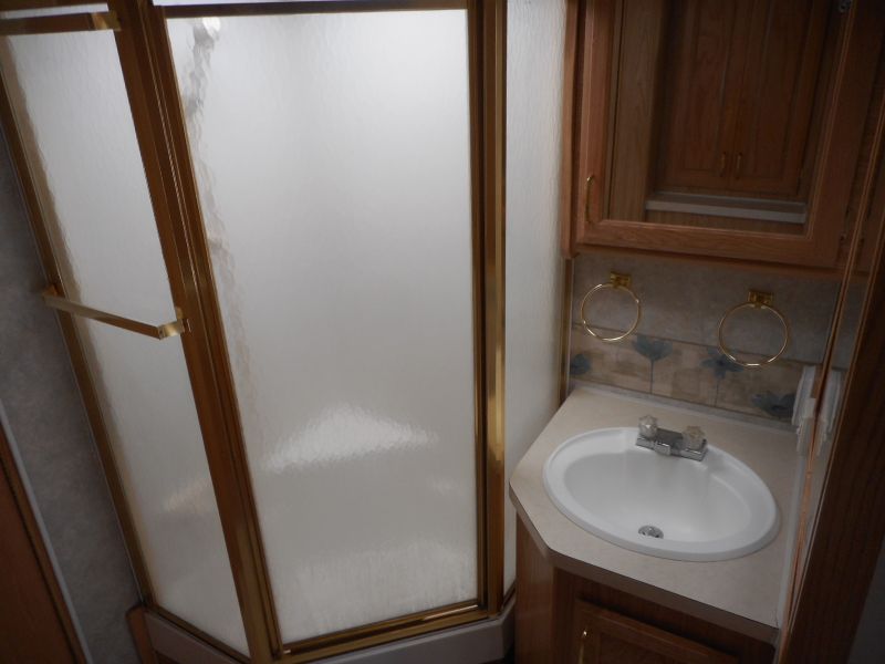 2001 Fleetwood Bounder 36S - Image 10