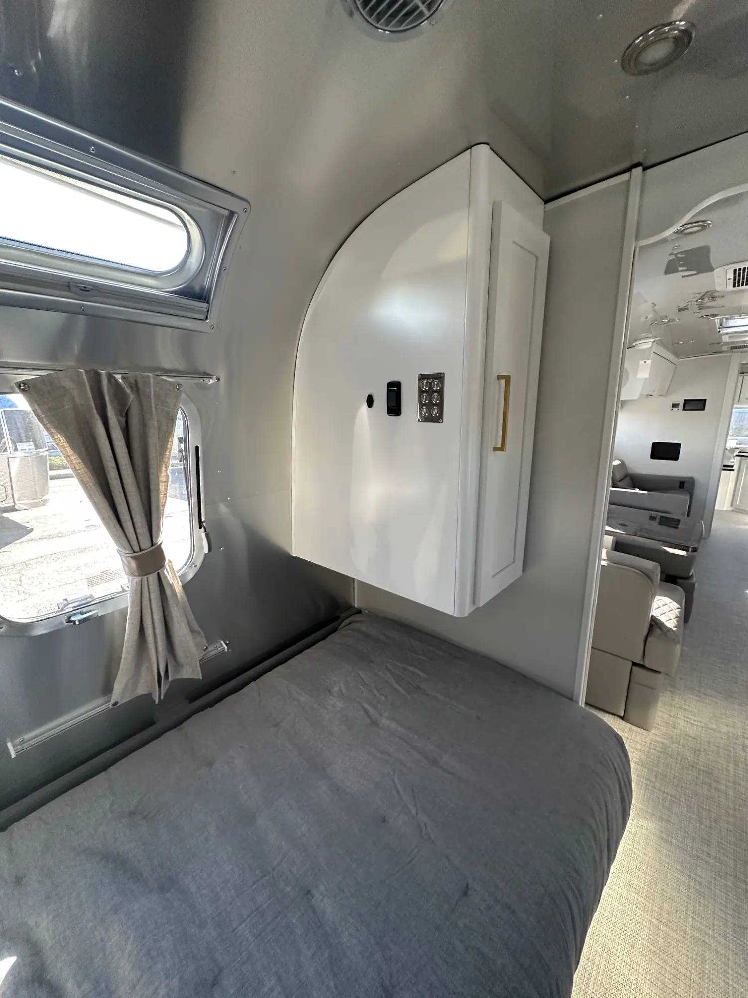 2027 Airstream Classic 33FBT - Image 12