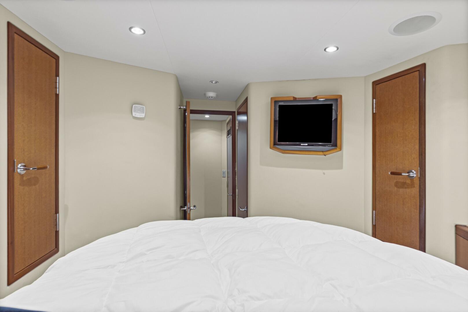2008 Hatteras 60 Convertible - Image 20