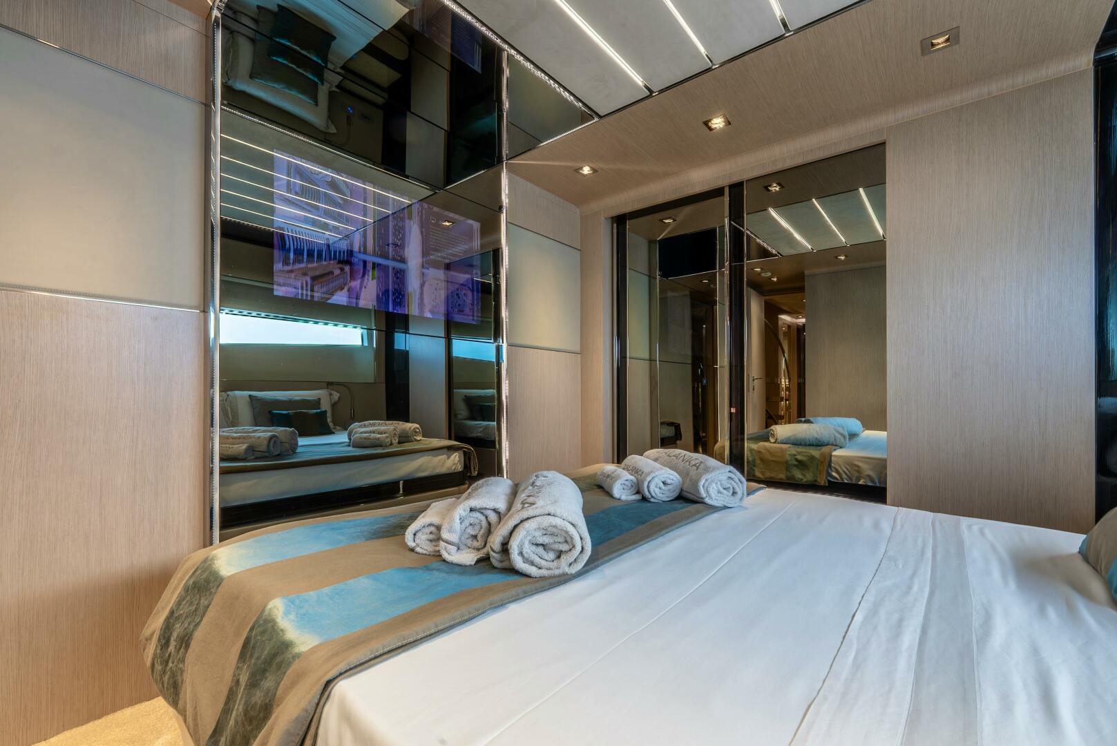 2018 Dominator Yachts Dominator Ilumen Base - Image 20