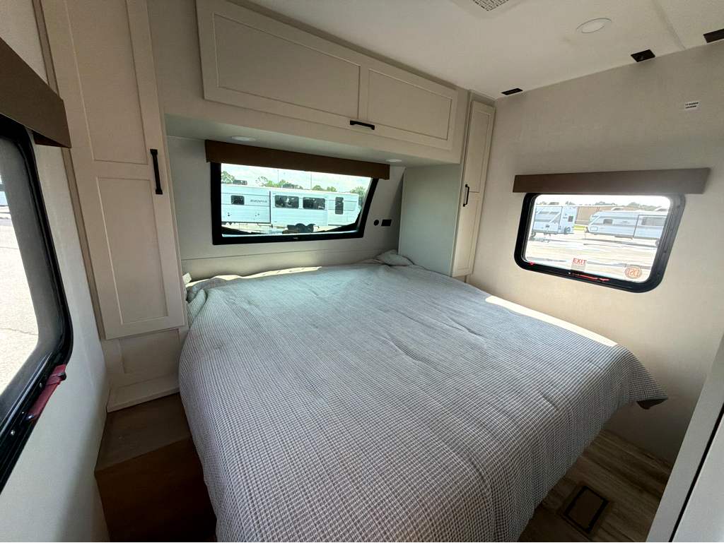 2027 VENTURE RV SPORTTREK 333VIK - Image 24