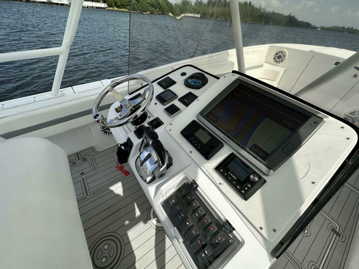 2003 Intrepid 32 - Image 9