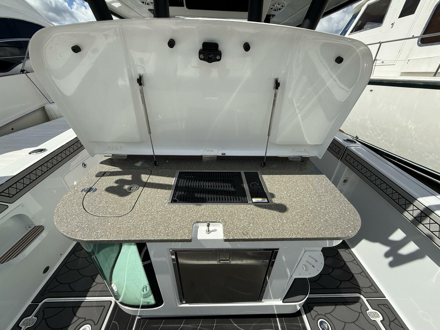 2022 Wellcraft 352 Fisherman - Image 9