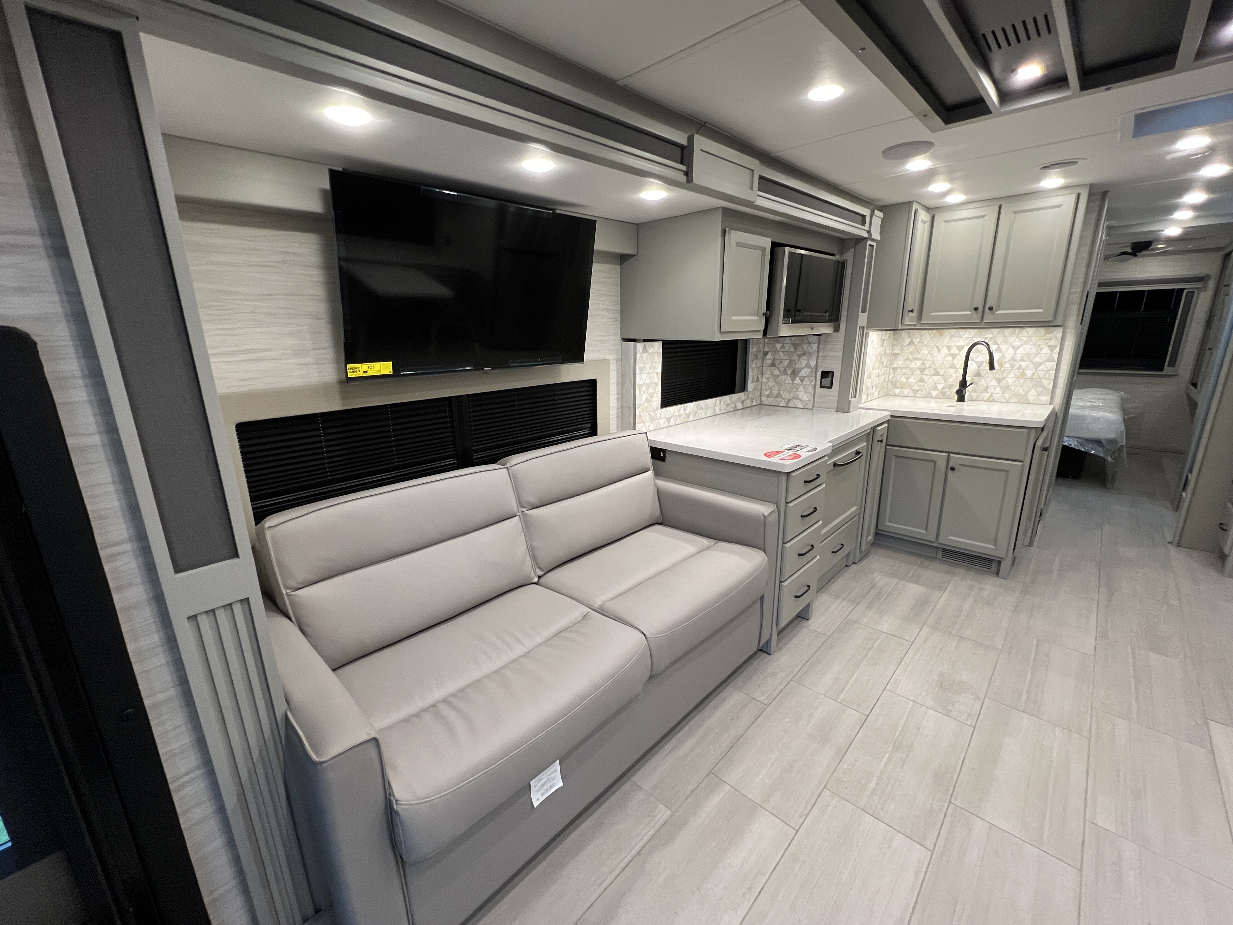 2027 Tiffin Allegro Bay 38 AB - Image 26