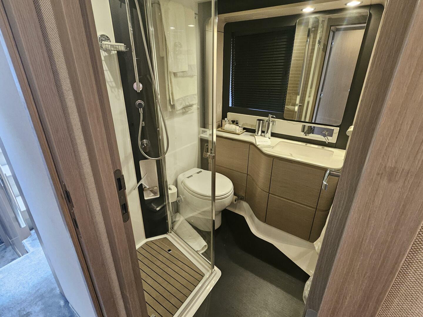 2022 Azimut 66 - Image 53