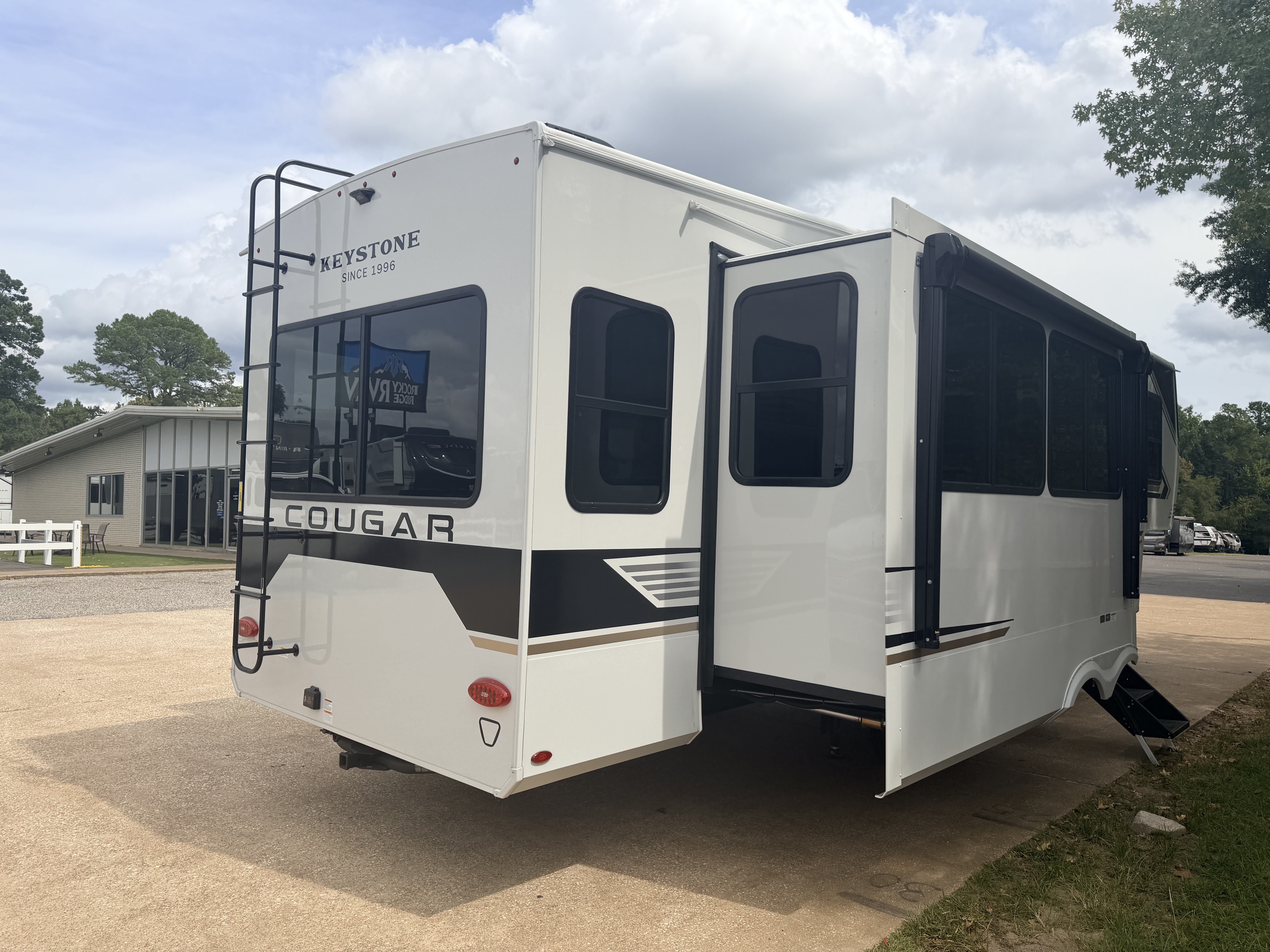 2027 Keystone Cougar 316RLS - Image 7