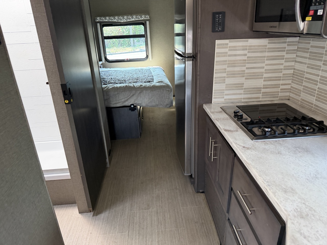 2021 Thor Motor Coach Magnitude SV34 - Image 11