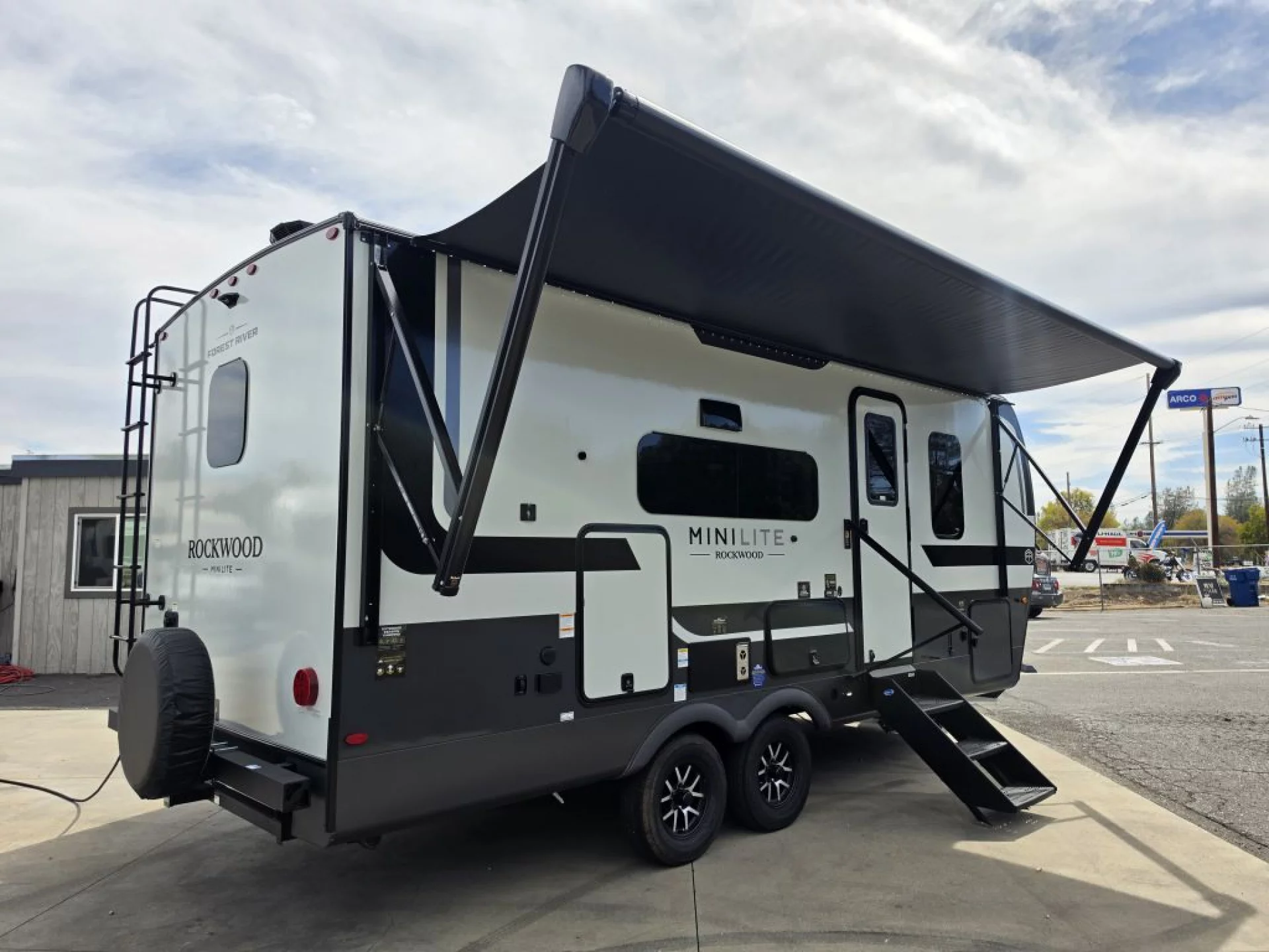 2027 FOREST RIVER ROCKWOOD MINI LITE 2213S - Image 3