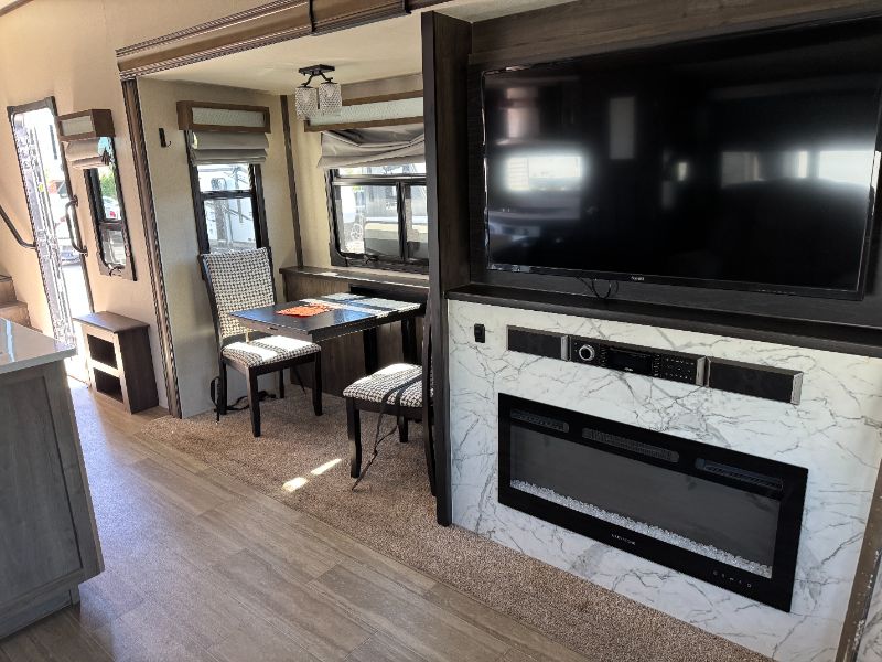 2020 Forest River Cardinal Luxury 345RLX - Image 9