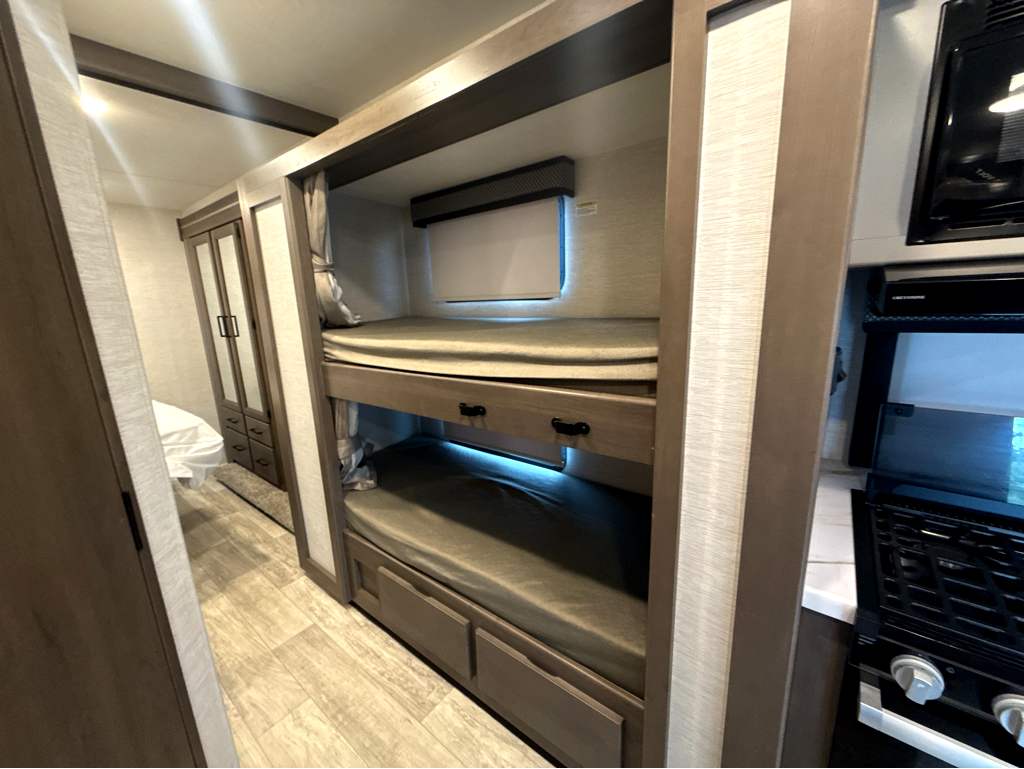 2025 Thor Motor Coach MAGNITUDE GA31 - Image 16