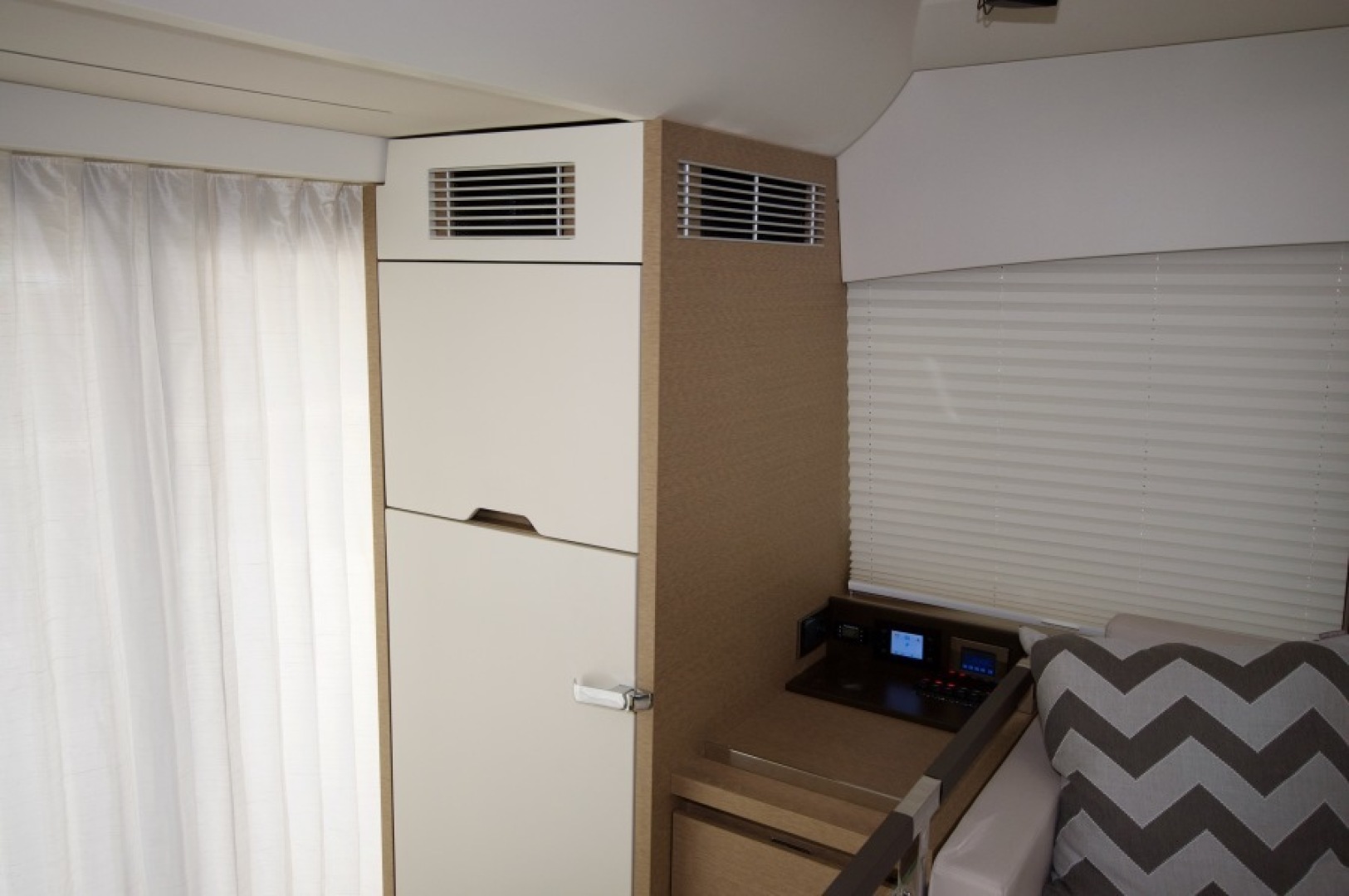 2018 Prestige 460 - Image 16