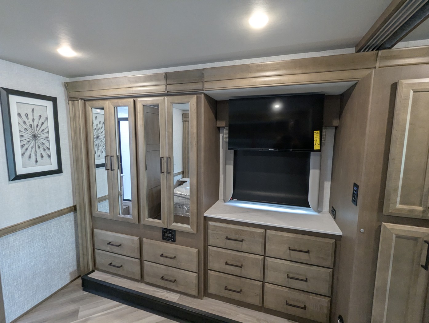 2026 Holiday Rambler Invicta 33HB - Image 25