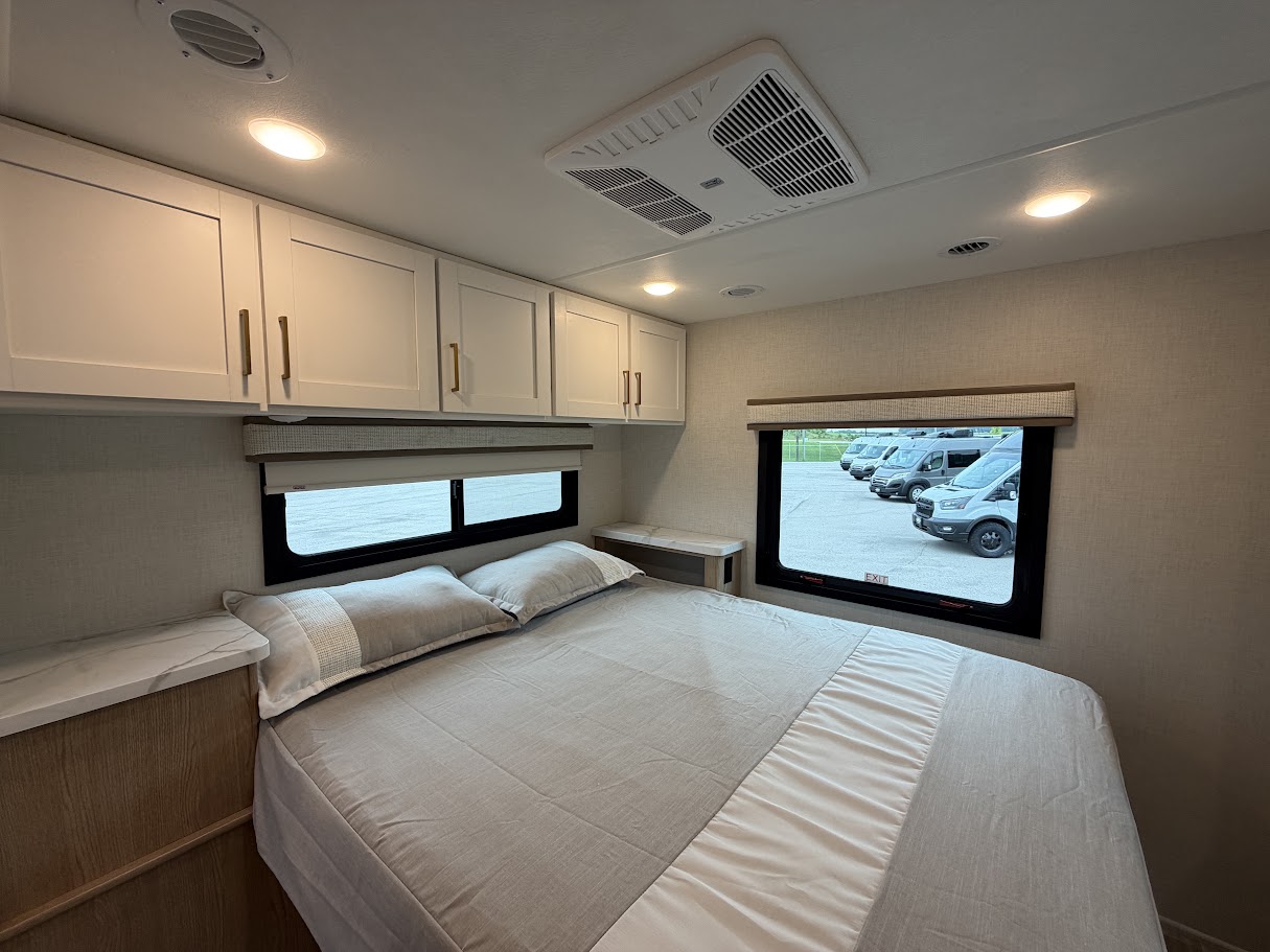 2027 THOR MOTOR COACH MAGNITUDE GA31 - Image 41