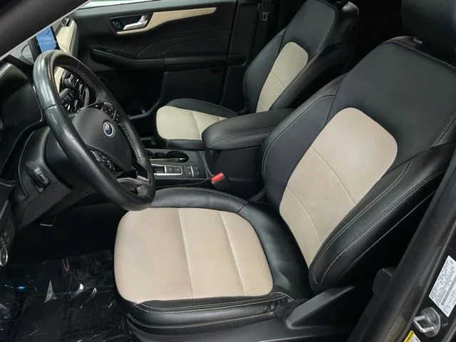 2022 Ford Escape Utility 4D Titanium AWD - Image 12