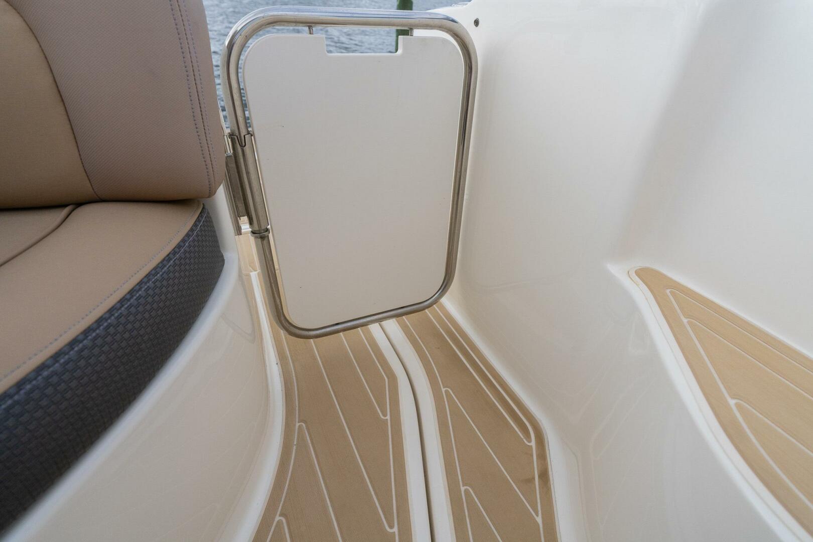 2016 Sea Ray 330 Sundancer - Image 2