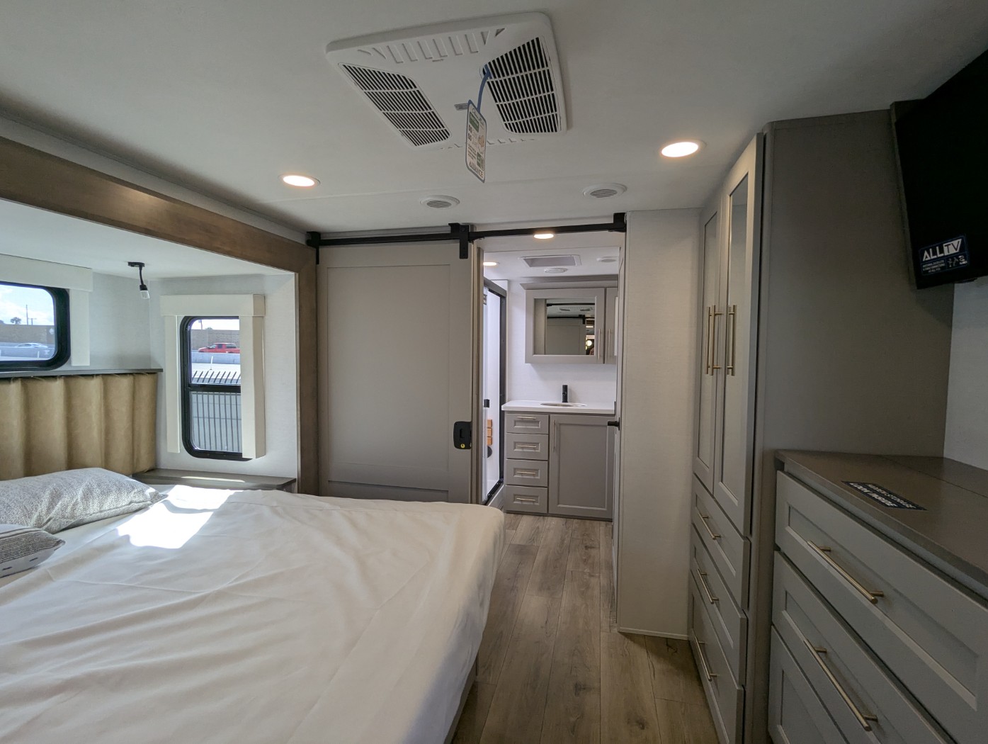 2026 Alliance RV Paradigm 385FL - Image 27