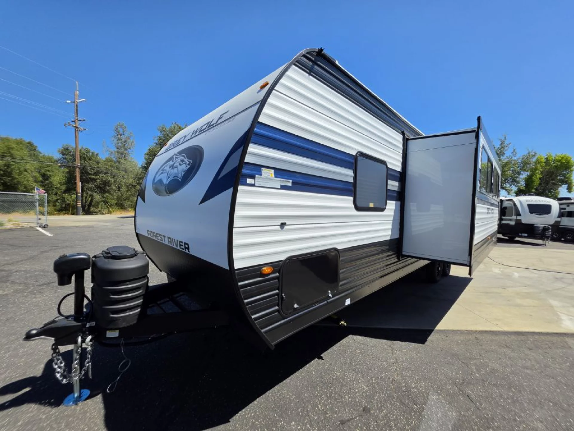 2027 FOREST RIVER CHEROKEE GREY WOLF 26KF - Image 2