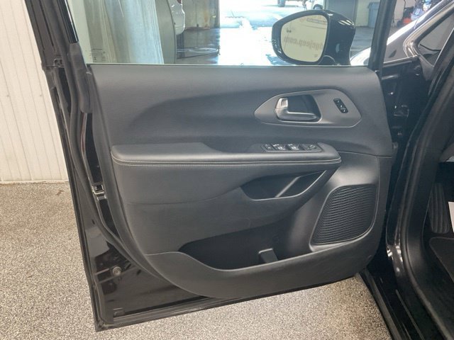 2025 Chrysler Pacifica Limited FWD - Image 11