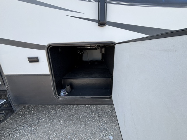 2018 Dutchmen Voltage Triton 3551 - Image 6