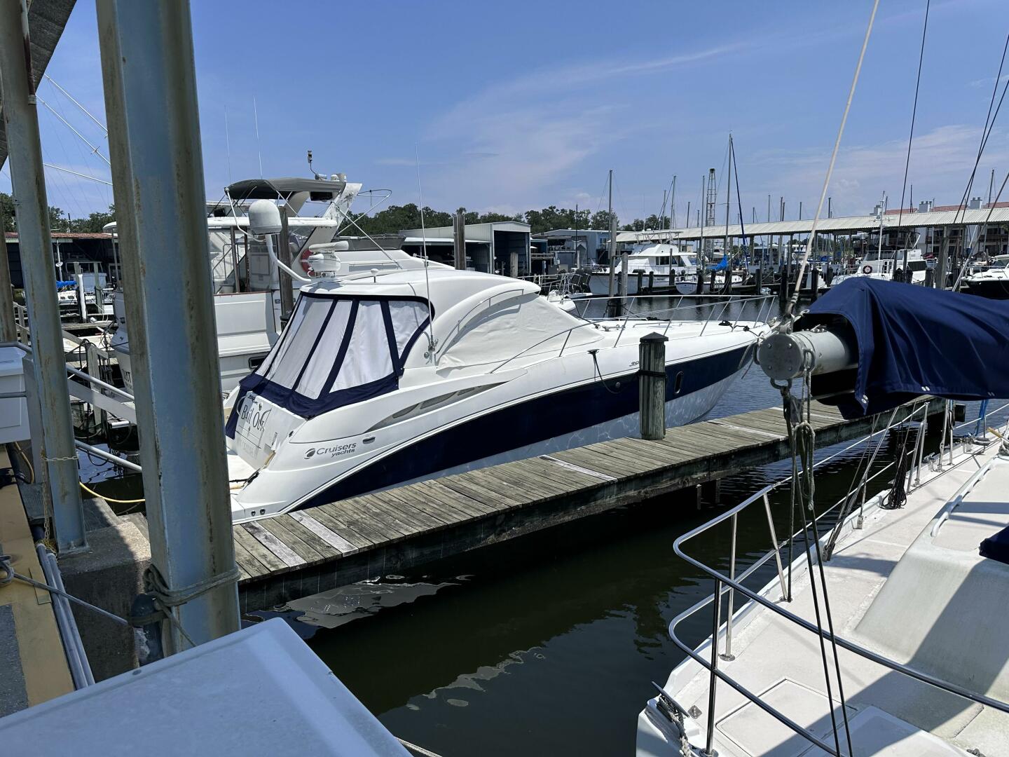 2008 Cruisers Yachts 390 Sport Coupe - Image 2