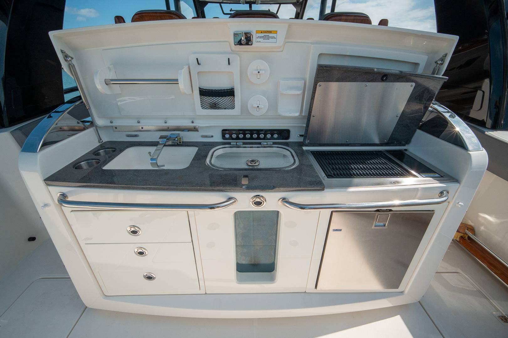 2023 Boston Whaler 420 Outrage - Image 9