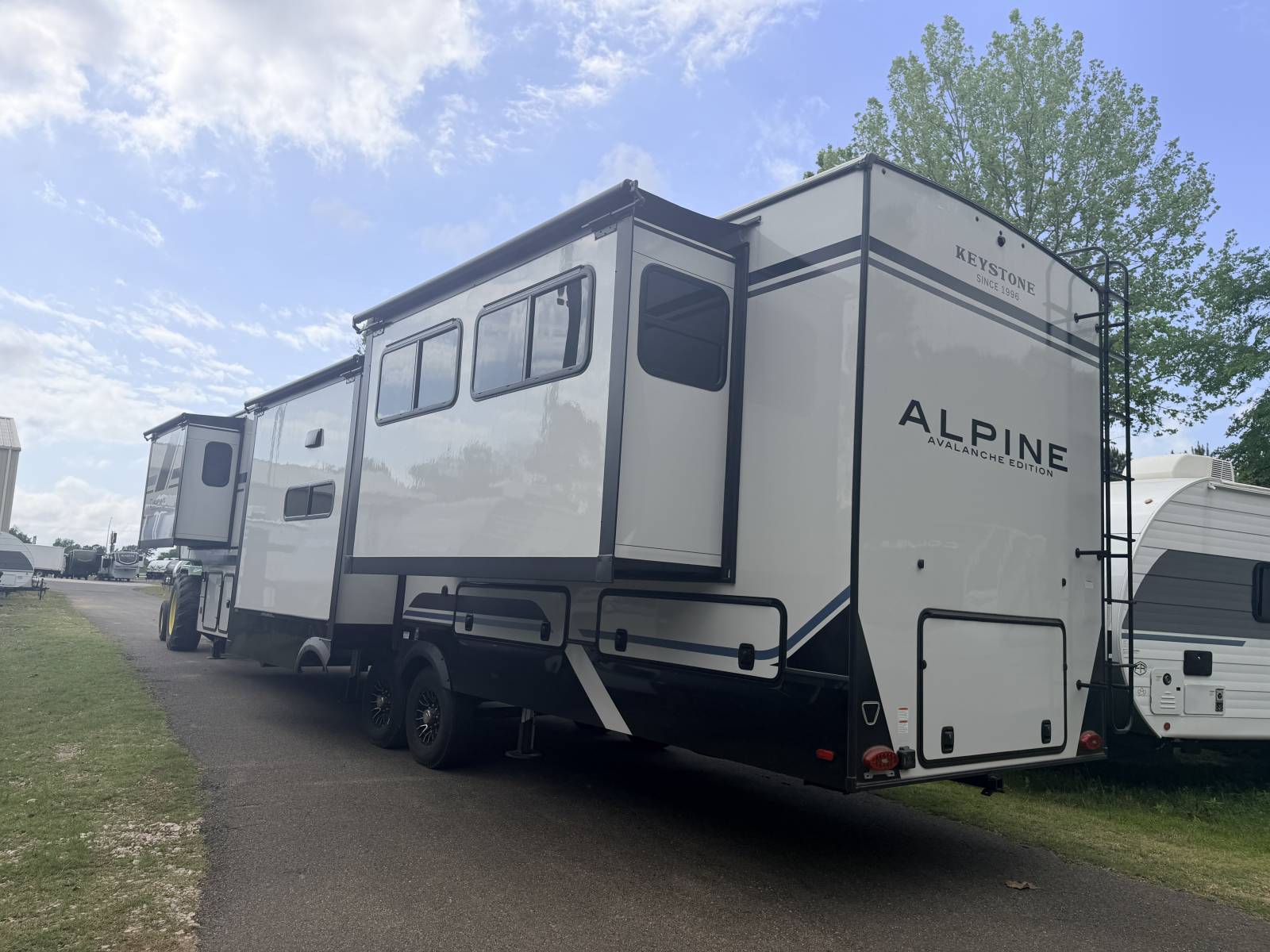 2026 Keystone Alpine Avalanche Edition 381DL - Image 5