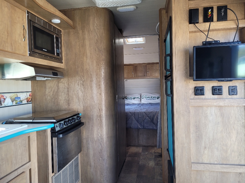 2017 Gulf Stream Vintage Cruiser 19ERD - Image 7