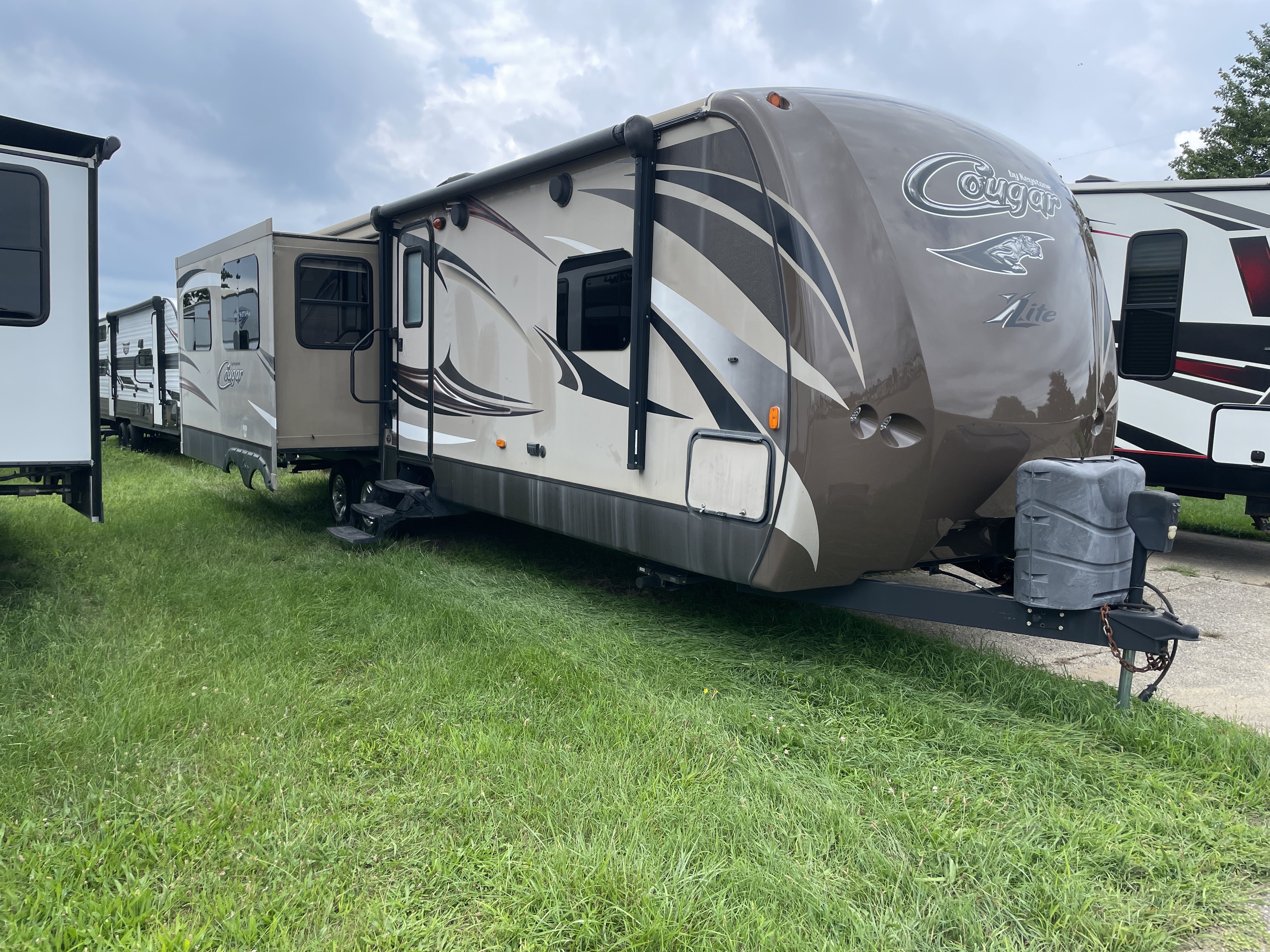 2016 Keystone RV Cougar Half-Ton 30RLI - Image 1