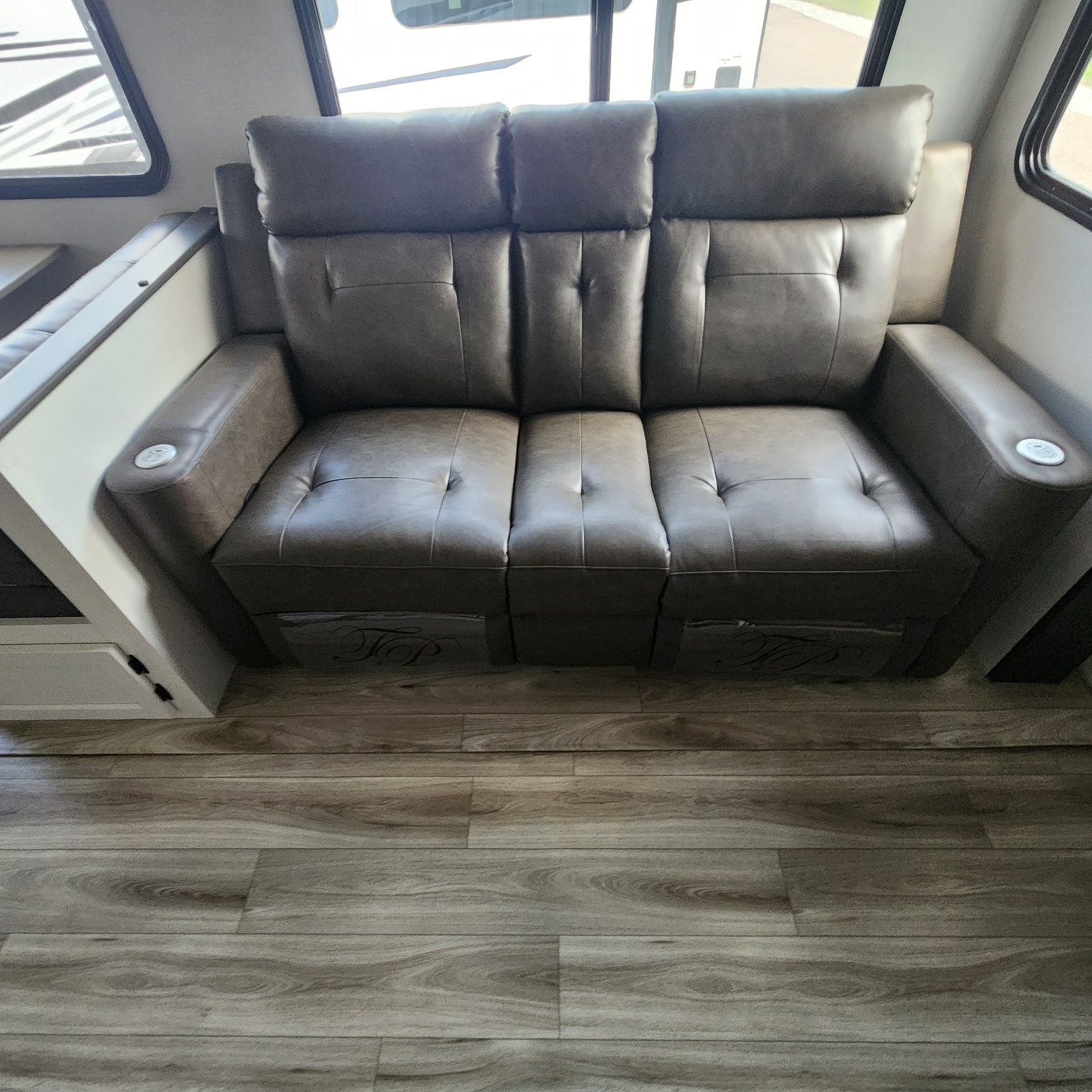 2026 VENTURE RV SPORTTREK 327VIK - Image 17