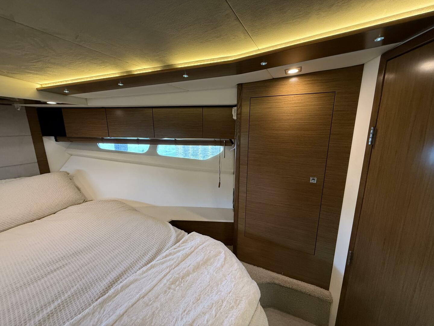2014 Cruisers Yachts 45 Cantius - Image 23