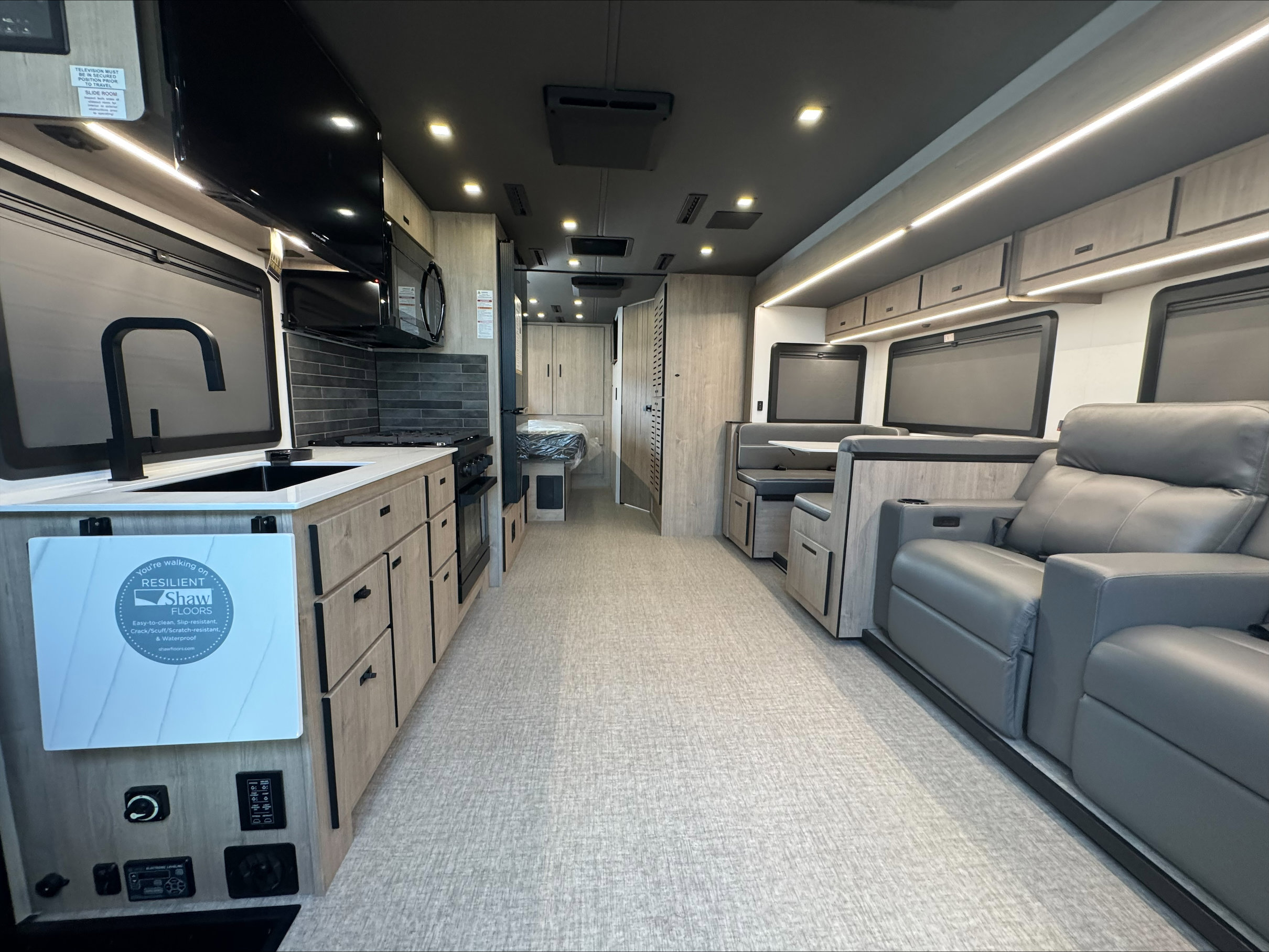 2026 GRAND DESIGN LINEAGE SERIES F 31ZW - Image 11