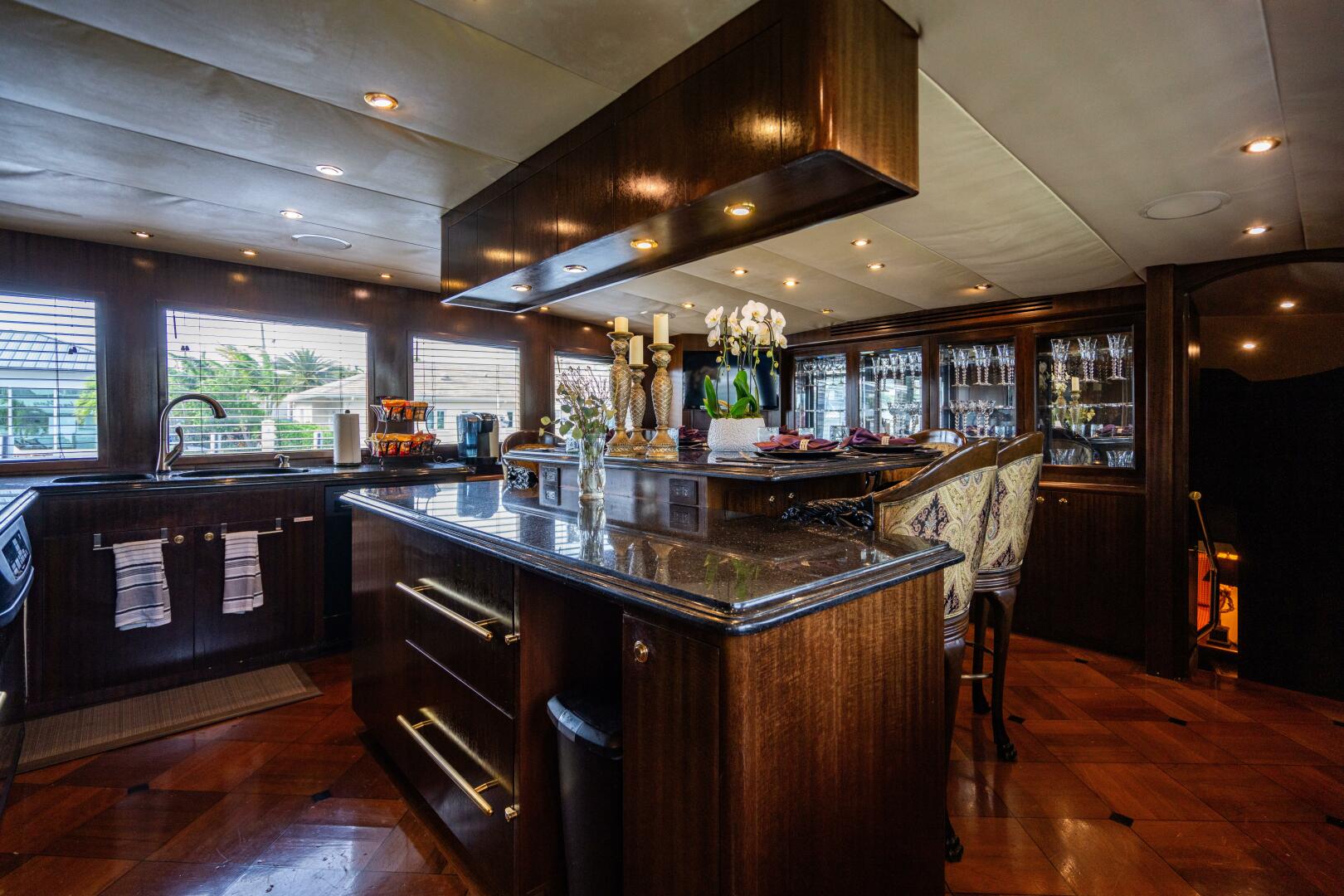 2001 Hatteras 100 Motor Yacht - Image 27
