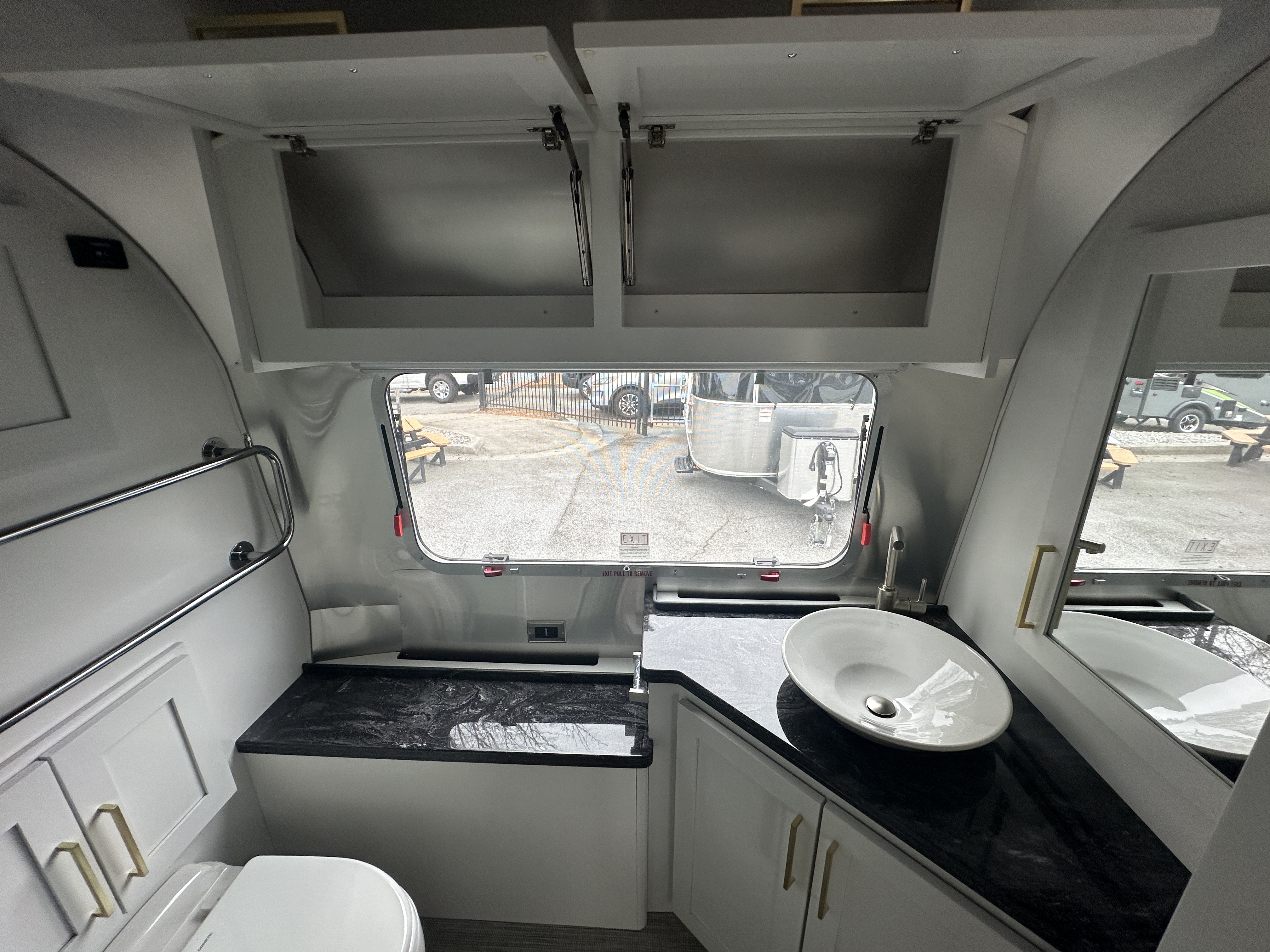 2026 Airstream Classic 33FB - Image 27
