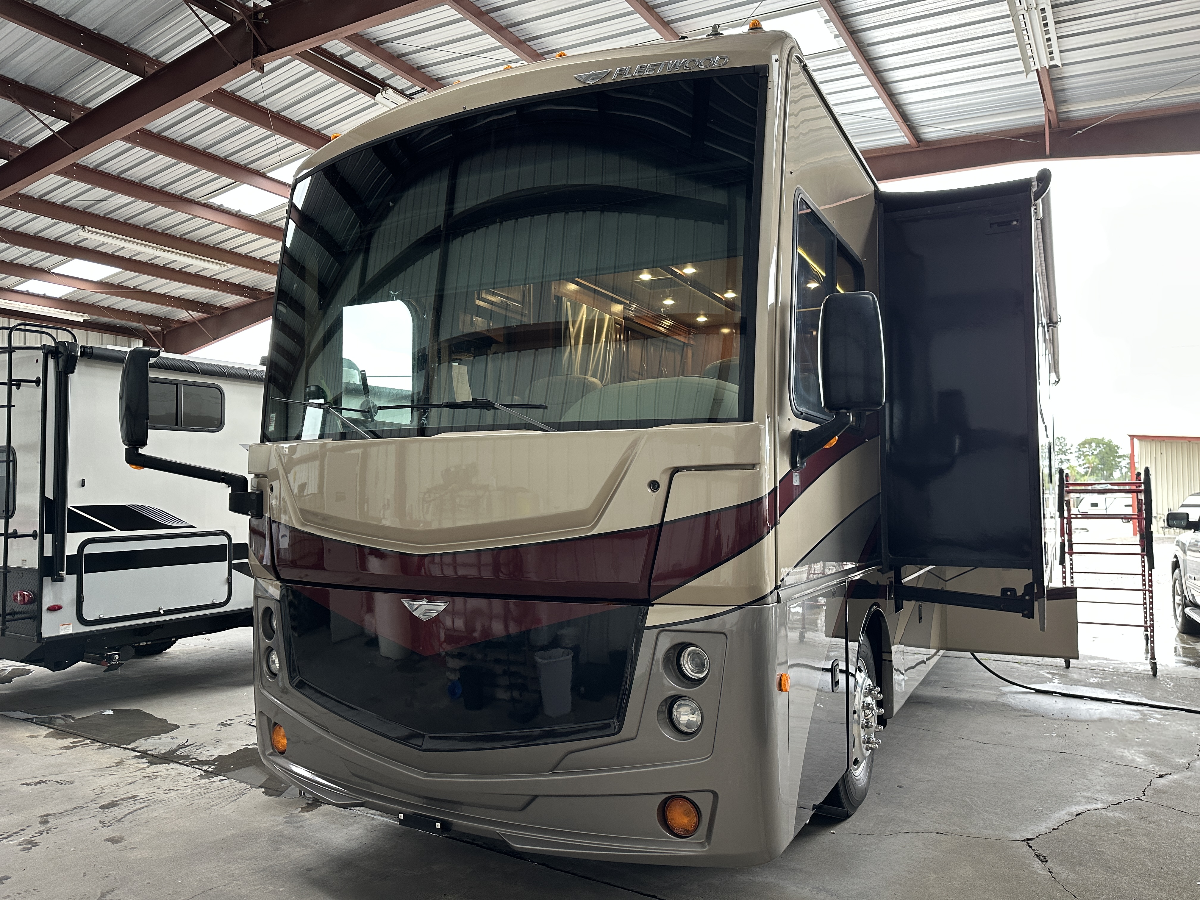 2018 Fleetwood DISCOVERY 38N - Image 2