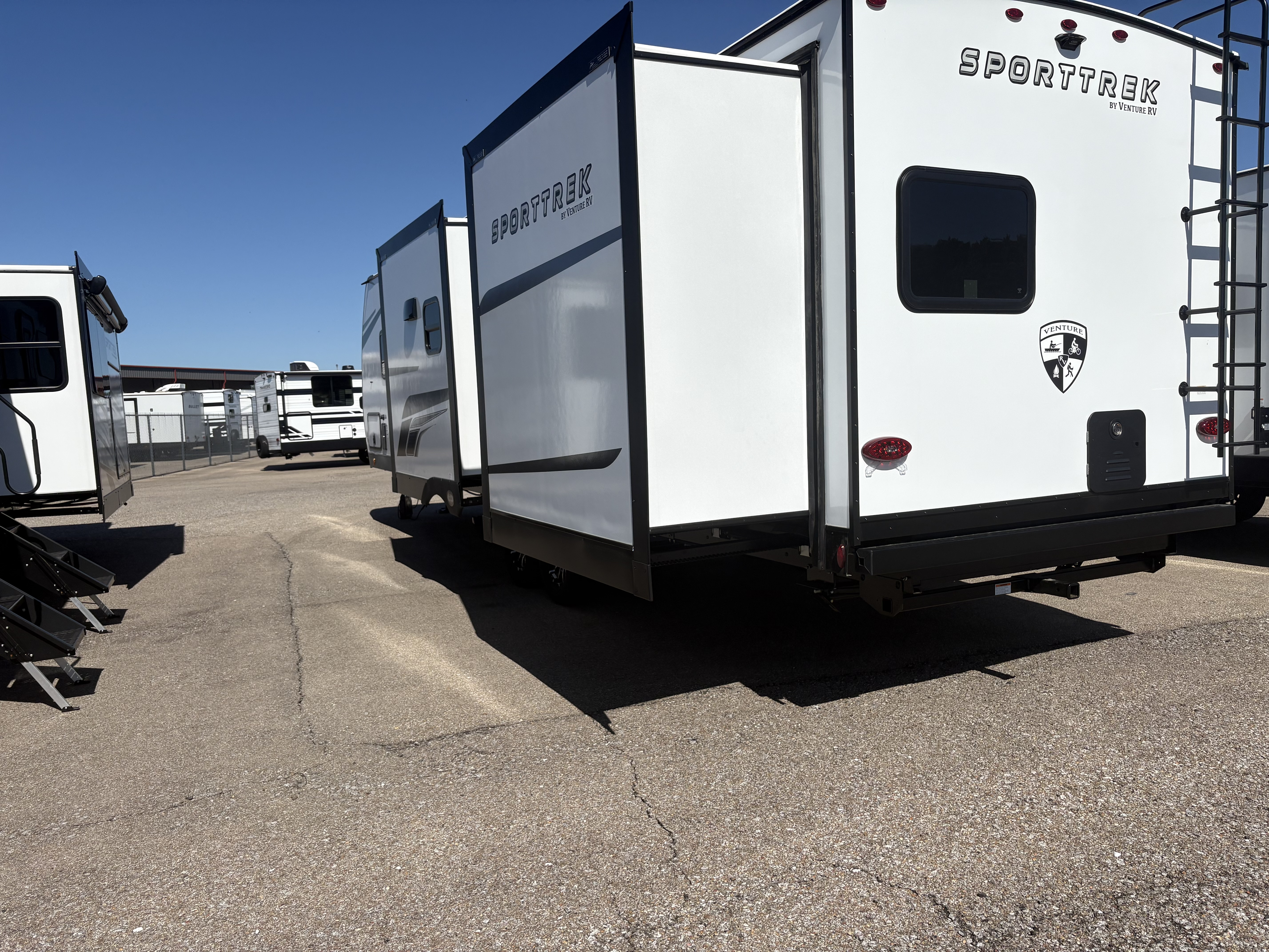 2026 VENTURE RV SPORTTREK 327VIK - Image 4