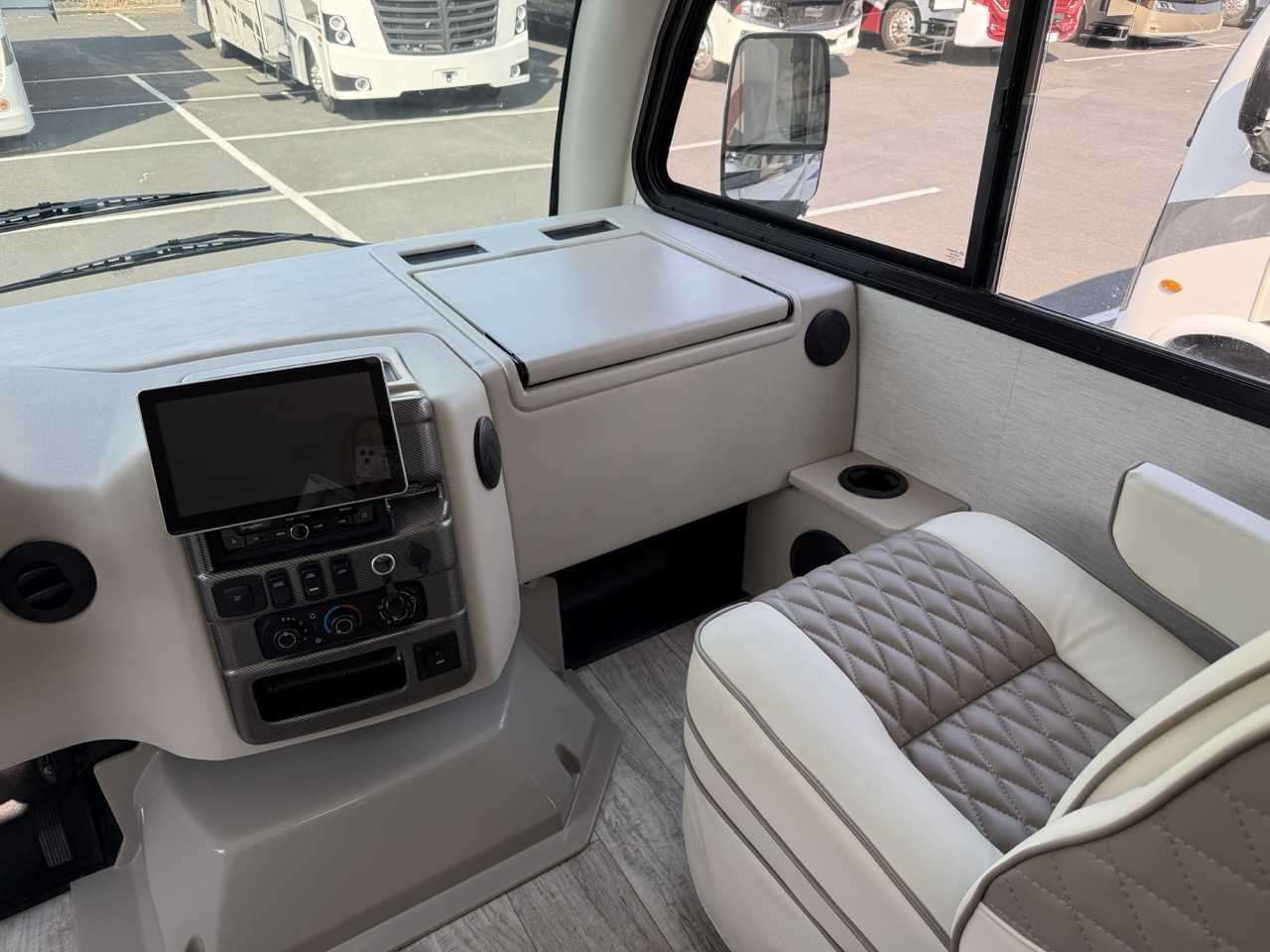 2025 Thor Motor Coach Freedom Traveler A24 - Image 4