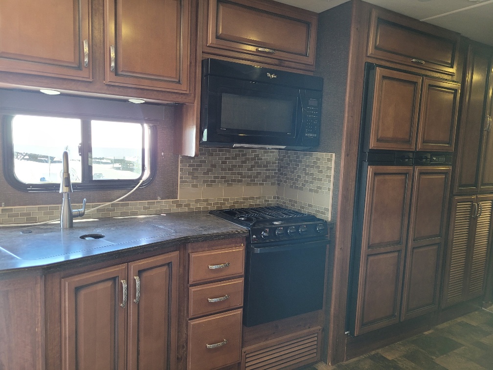 2014 Fleetwood Bounder 36E - Image 9