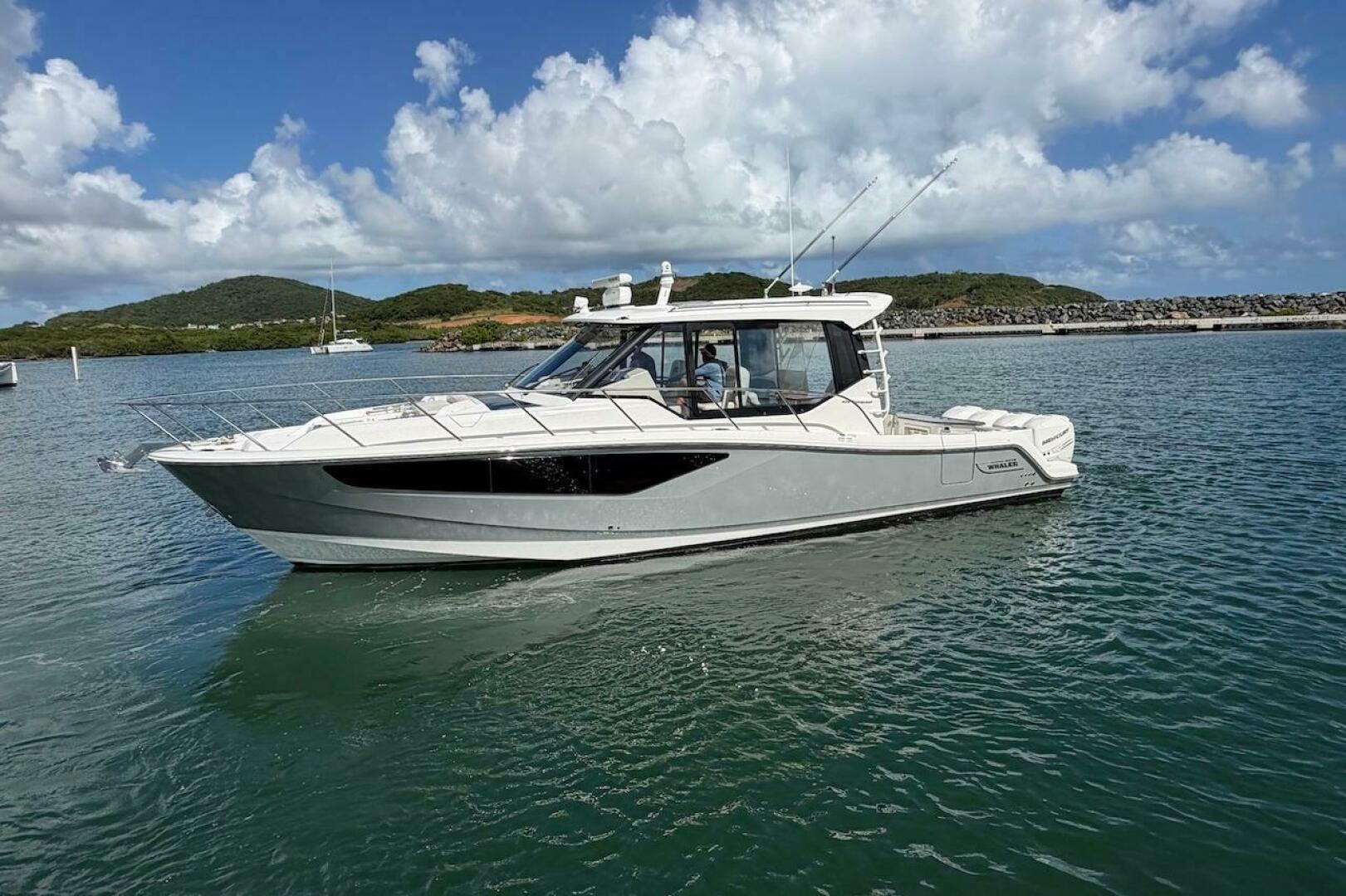 2021 Boston Whaler 405 Conquest - Image 10